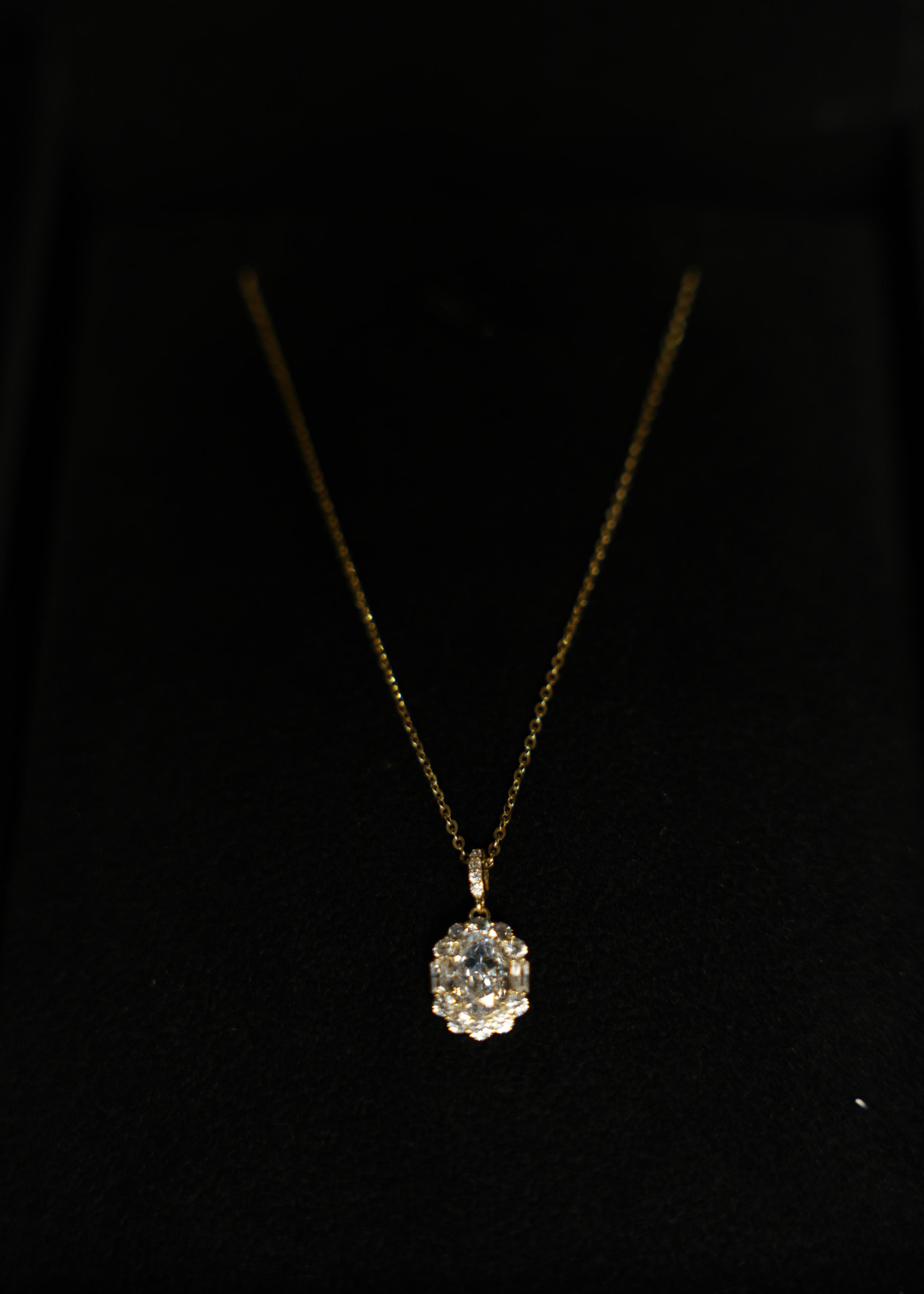 92.5 Sliver Ishna Crystal Oval  Pendant Chain
