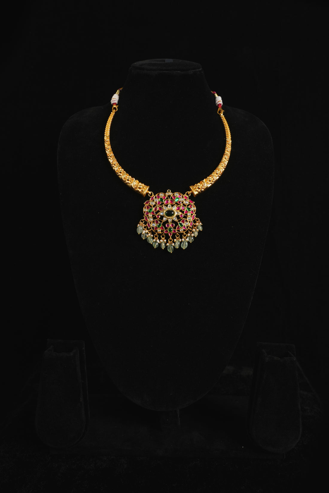 The Antique Crest Dhana Neck Set