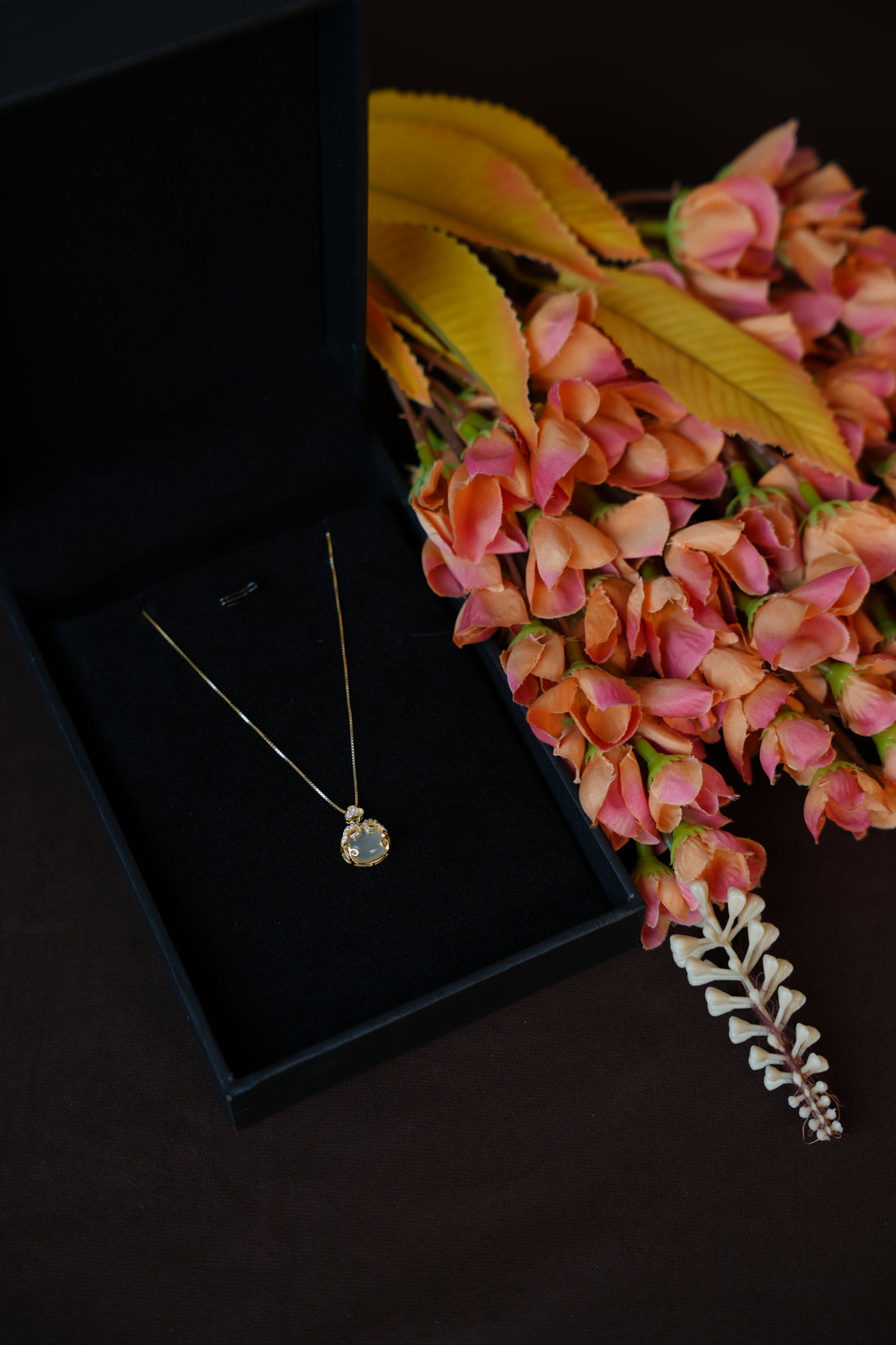 92.5 Silver Ishna Round Halo Crystal Pendant Chain