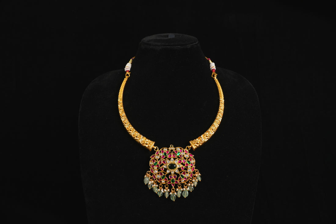 The Antique Crest Dhana Neck Set