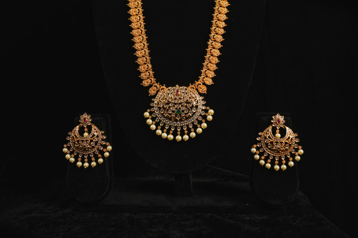 Grandeur Pearl Antique Long Chain